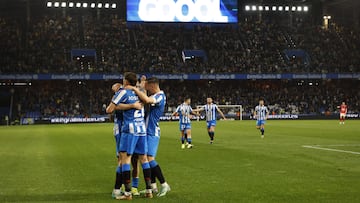 Los jugadores del Deportivo celebran el gol de Barbero.