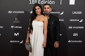 El campeón mundial de peso pluma de UFC, Ilia Topuria posa con su esposa Giorgina Uzcategui en  la alfombra roja de los Premios As del Deporte 2024.