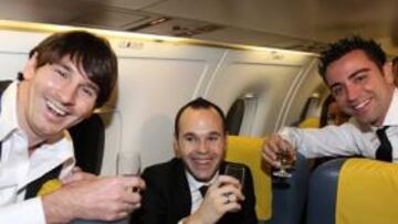 <b>BRINDIS A MÁS DE 10.000 METROS. </b>El avión que trasladó a los barcelonistas premiados por la FIFA fue el escenario del primer brindis entre los tres finalistas. Messi, que se había pasado el viaje de ida durmiendo, brindó con Xavi e Iniesta diciendo: "Va por los dos, se lo merecían tanto o más que yo". Tras el brindis, los dos finalistas cayeron en un profundo sueño.
