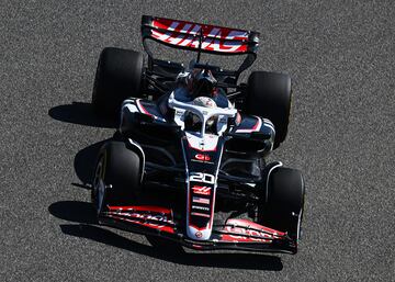 Kevin Magnussen durante los primeros test de la Fórmula 1 en el Circuito Internacional de Bahréin.