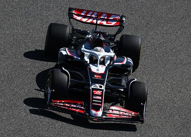 Kevin Magnussen durante los primeros test de la Fórmula 1 en el Circuito Internacional de Bahréin.