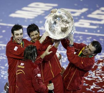 El equipo español, con Emilio Sánchez-Vicario de capitán, celebra el triunfo en Mar del Plata.