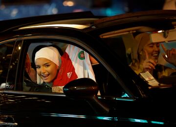 Unas aficionadas celebran en París el pase a las semifinales del Mundial de Qatar 2022. 