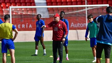 Pepe Mel, durante su primer entrenamiento al frente del Almería.