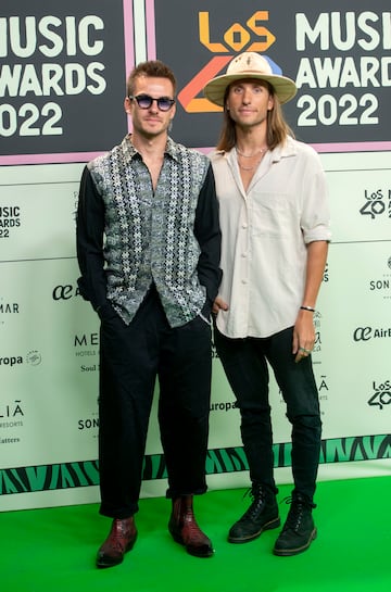 Andr¨¦s y Mat¨ªn Ceballos, componentes de DVICIO posan en el photocall de la alfombra roja de Los40 Music Awards 2022.