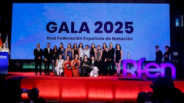 El equipo de natación sincronizada, que logró nueve medallas en los Mundiales, ayer durante la gala.