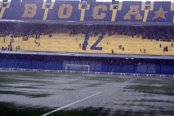 El partido de ida de la final de la Copa Libertadores entre Boca Juniors y River Plate ha tenido que ser suspendido debido a las fuertes lluvias.