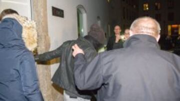 Lewandowski, saliendo del reconocimiento médico.