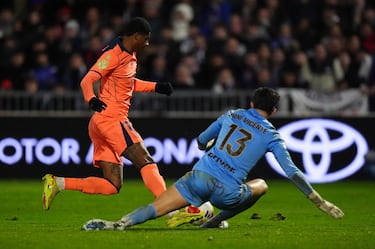 0-2. Asistencia de Lamine Yamal a la carrera de Marcus Rashford, amaga y supera a Dani Vicente para anotar a puerta vacía.