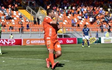 José Luis Jiménez celebra el gol que le anotó a Universidad Católica.