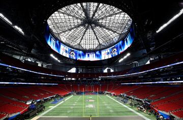 Estamos a pocas horas de que arranque el Super Bowl en el Mercedes-Benz Stadium y aquí te presentamos postales del recinto.