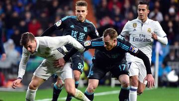 Toni Kroos peleando el bal&oacute;n ante la presencia de David Zurutuza.