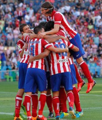 Liga Bbva. Atlético de Madrid - Rayo Vallecano. 2-0. Diego Costa celebra el segundo gol con sus compañeros.