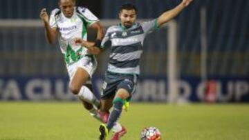 Bryan Rabello disputa un balón ante un rival del W Connection