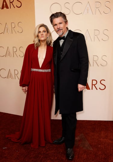Ethan Hawke y Ryan Hawke posan en la alfombra roja del Dolby Theatre.