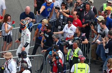 Fernando Alonso camina hacia el garaje tras el fallo de motor de su monoplaza. 