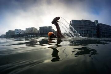 Alexandre Voyer entrena en el canal Ourq en Pantin, cerca de París. La temperatura del agua está a 5ºC