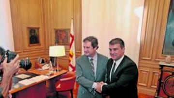 <b>EL PACTO DEL AYUNTAMIENTO. </b>El alcalde de Barcelona, Jordi Hereu, y el presidente del Barça, Joan Laporta, tras el acuerdo del martes.