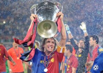 Puyol sostiene el trofeo de Champions 2009 tras vencer 2-0 en la final al Manchester United.