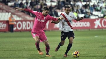 Dos jugadores, uno del Sevilla Atlético , y otro del Córdoba, disputando un balón.