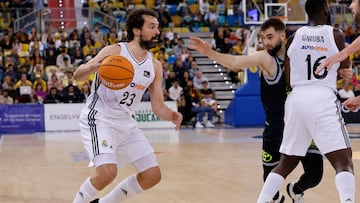 Sergio Llull se ayuda del bloqueo de Usman Garuba para dejar atrás a Jovan Kljajic, del Dreamland Gran Canaria.