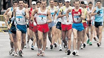 <b>EL PRINCIPIO. </b>Paquillo (1) lidera el grupo de marchadores.