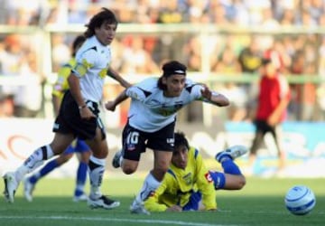 Varios hinchas de Colo Colo aún extrañan a Giovanni Hernández. El colombiano tomó la posta de Matías Fernández y antes de Jorge Valdivia y bajo su juego los albos ganaron el Apertura y el Clausura del 2007, el único año que jugó en los albos. Hoy es técnico del Uniautónoma FC.