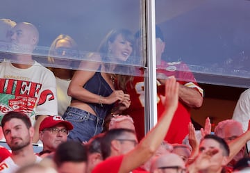 La cantante nacida en West Reading, un borough ubicado en el condado de Berks en el estado estadounidense de Pensilvania, ha vuelto a las gradas del Arrowhead Stadium para apoyar una temporada más a su novio, Travis Kelce y su amigo Patrick Mahomes durante el duelo entre Kansas City Chiefs y los Baltimore Ravens.