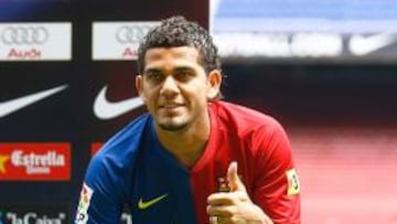 <b>AZULGRANA. </b>Daniel Alves posa con el uniforme del Barça, ayer.