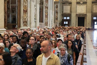 Cientos de personas esperan para despedirse del papa Francisco en la Basílica de San Pedro. 