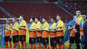 Los jugadores del Shakhtar portando la bandera ucraniana.