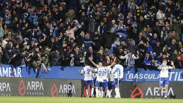 Los jugadores del Real Zaragoza celebran el gol de Giuliano frente al Huesca.