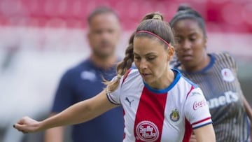 Janelly Far&iacute;as llora tras su primer gol con Chivas femenil