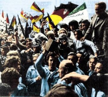 Beckenbauer levantando el trofeo como capitan de la selección de Alemania que se proclamó campeona de la cuarta Eurocopa en Bélgica 1972 después de derrotar a la URSS por 3-0