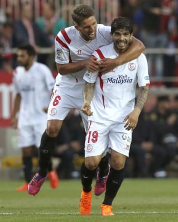 1-2. Banega celebró con Carriço el primer tanto sevillista.