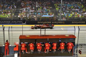 Charles Leclerc pasando por la línea de meta. 