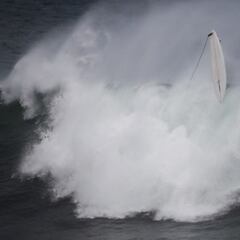 Muere un surfista entre las rocas y el oleaje de la Zurriola