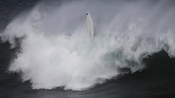 Un surfista sufre un wipeout entre el fuerte oleaje de la playa de La Zurriola, en San Sebasti&aacute;n (Guip&uacute;zcoa, Pa&iacute;s Vasco, Espa&ntilde;a), en octubre del 2020. Su tabla se puede ver volando sobre la espuma, mientras el surfista queda ba