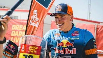 Edgar Canet en la meta de Yanbu tras estrenarse como ganador en el Dakar con KTM.