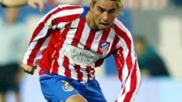 <b>REGALO.</B> Sosa ha regalado una camiseta con el número 7 al aficionado al que agredió.