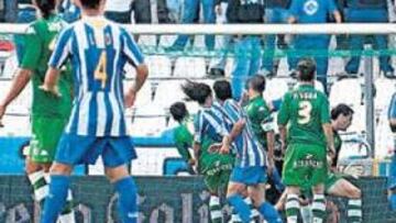 <b>RENTABILIZÓ UN ERROR DEFENSIVO. </b>Momento en que el mexicano Guardado remata el balón que supone el gol deportivista.