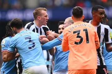 El delantero noruego del Manchester City ha tenido más que palabras Dan Burn durante el duelo de hoy de la Premier League entre el conjunto de Manchester y el Newcastle. 