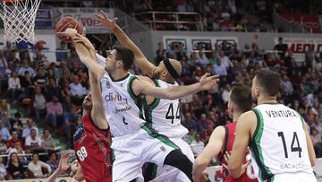 Alberto Abalde y Stevan Jelovac durante Tecnyconta Zaragoza-Joventut.