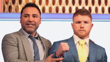 MEX20. BOGOTÁ (COLOMBIA), 01/05/2024.- Fotografía del exboxeador Oscar de la Hoya (i) y Saúl "El Canelo" Álvarez posando el, 20 de febrero de 2017, en una rueda de prensa en Ciudad de México (México). El mexicano Saúl 'el Canelo' Álvarez, campeón del peso supermediano, acusó este miércoles al promotor Óscar de la Hoya de robar dinero a los boxeadores que ha tutelado durante un agresivo debate en el que, además de intercambiar ofensas, estuvieron a punto de irse a los golpes. EFE/ Sáshenka Gutiérrez ARCHIVO
