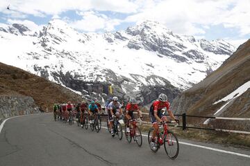 El pelotón en la subida al Stelvio, 'Cima Coppi' de esta edición.