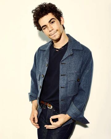 Era uno de los rostros con mayor futuro en Hollywood, y es que Cameron Boyce desde muy peque?o comenz a aparecer en grandes pelculas de esta industria, adems de ser una de las caras ms visibles de Disney Channel. Perdi la vida a sus 20 a?os mientras dorma el pasado 6 de junio despus de sufrir una convulsin. Su familia confirm que estaba siendo tratado de un problema mdico. 