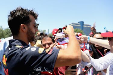Daniel Ricciardo con los aficionados durante la clasificación del GP de Azerbaiyán.