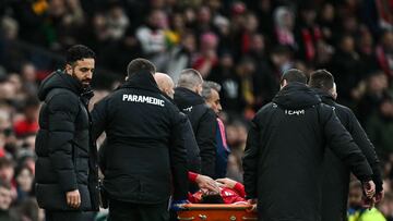 Ruben Amorim se acerca a comprobar el estado de Lisandro Martínez tras la lesión producida en el Manchester United - Crystal Palace.