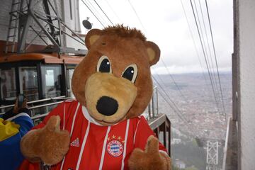 Berni, la mascota del Bayern de visita en Colombia