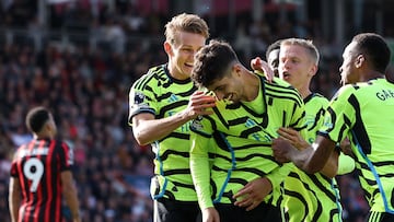 Los jugadores del Arsenal celebran con Kai Havertz su primer gol ante el Bournemouth.